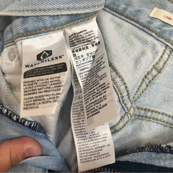 Levi's Woman's Low Pro Straight Leg Distressed Denim Jeans NWT Size 30 - Picture 5 of 6